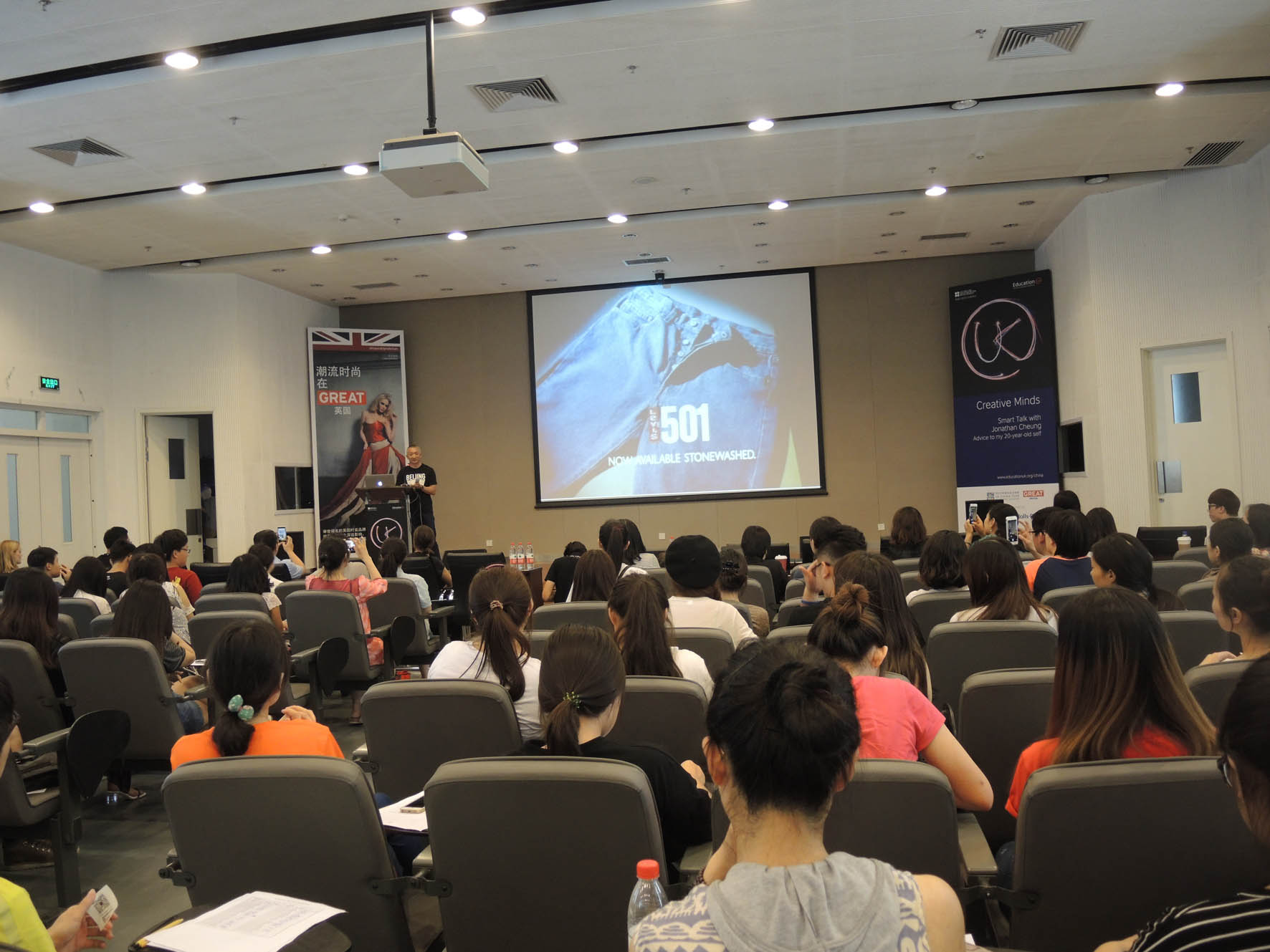 英国大使馆文化教育处“智慧课堂”系列讲座在我校举办