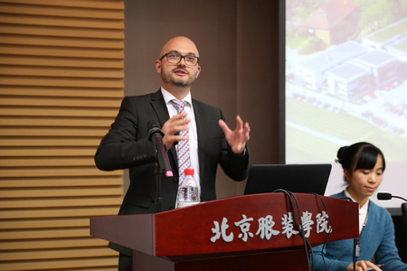 德国海恩斯坦纺织研究院专家访问我校